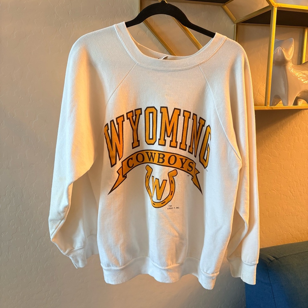 VINTAGE Thrashed Distressed Signal Wyoming Cowboys White Sweatshirt size XL